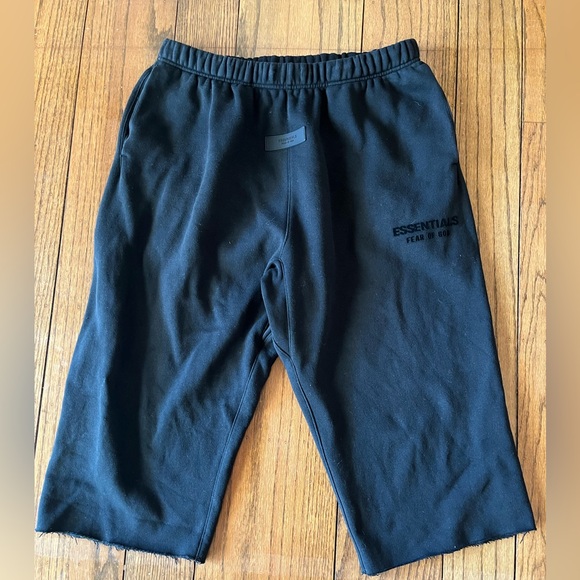 Essentials Fear of God Raw Hems Shorts Size L - Picture 1 of 7